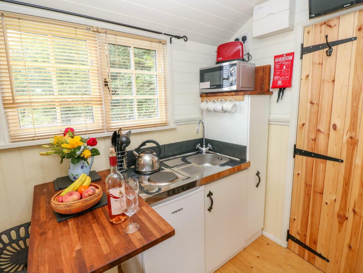 Shepherds Hut - The Crook Милфорд Хейвън Екстериор снимка