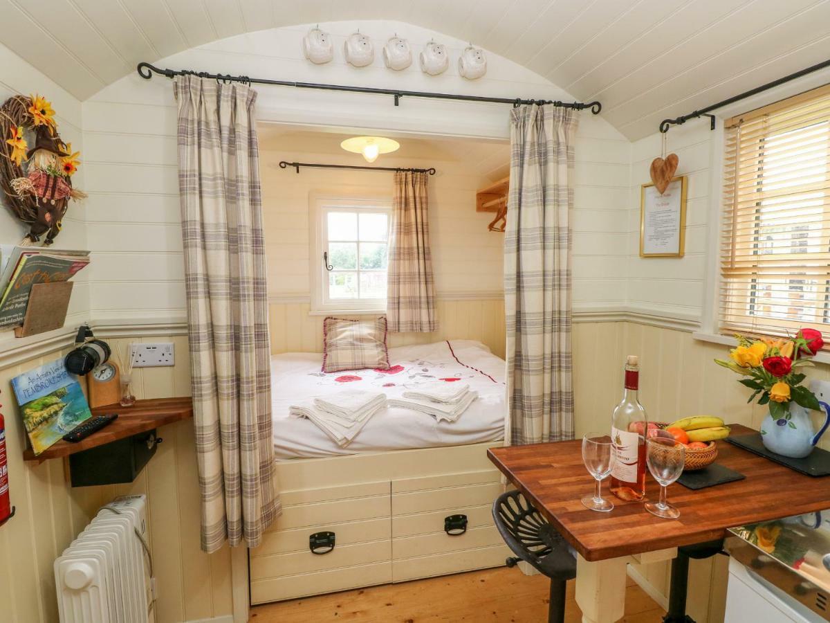 Shepherds Hut - The Crook Милфорд Хейвън Екстериор снимка